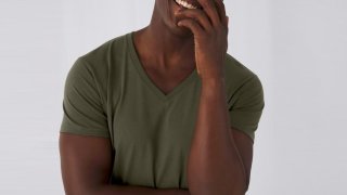 T-Shirt B&C Orgânica com gola em V (140g)